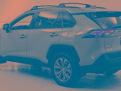 Used 2022 Toyota RAV4 XLE Premium image 4