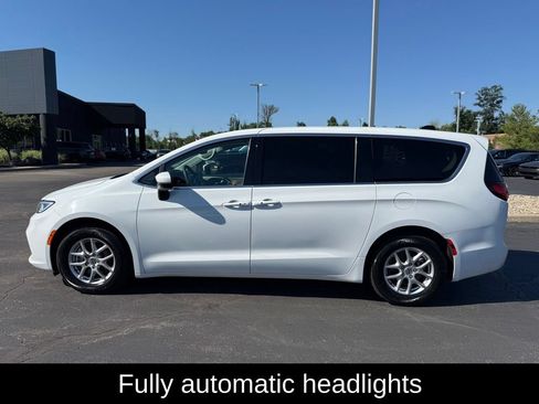 Certified 2023 Chrysler Pacifica Touring-L FWD image 7