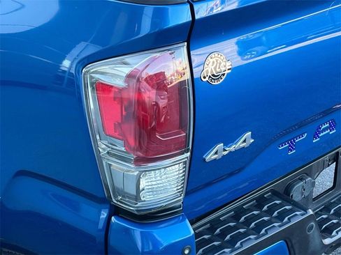 Used 2016 Toyota Tacoma Limited image 10