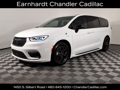 Used 2024 Chrysler Pacifica Limited FWD image 1