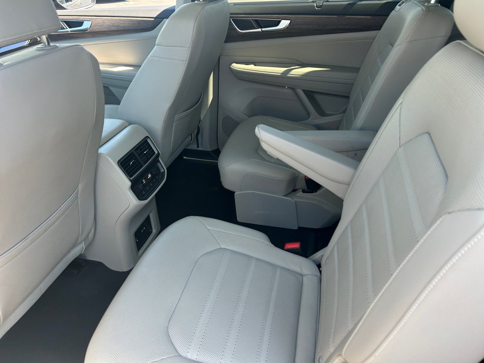 Certified 2025 Volkswagen Atlas SEL AWD/4WD image 17