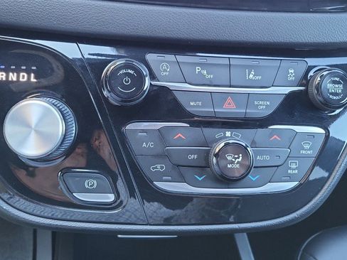 Used 2025 Chrysler Pacifica Select image 35