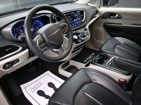 Used 2023 Chrysler Pacifica Touring-L FWD image 18