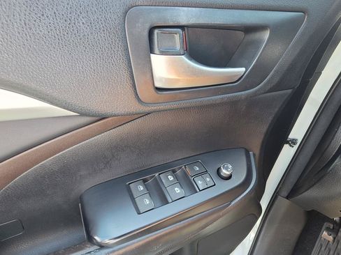 Used 2018 Toyota Highlander XLE FWD image 17