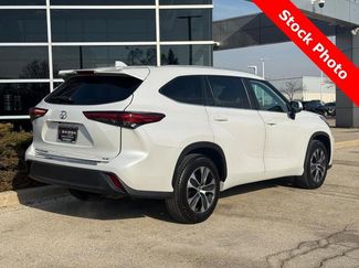Used 2023 Toyota Highlander XLE video 2