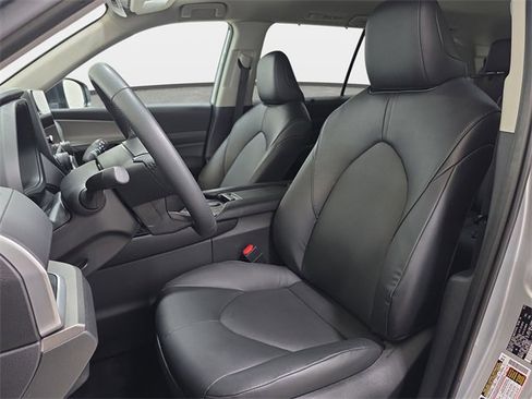 Used 2025 Toyota Grand Highlander AWD image 12