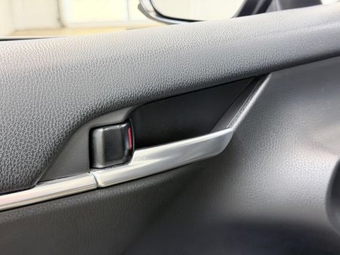 Used 2018 Toyota Camry SE w/ Moonroof Package FWD image 9