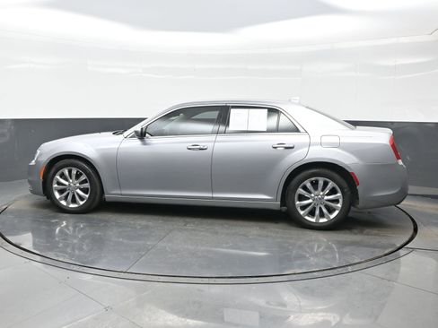 Used 2018 Chrysler 300 Touring image 3