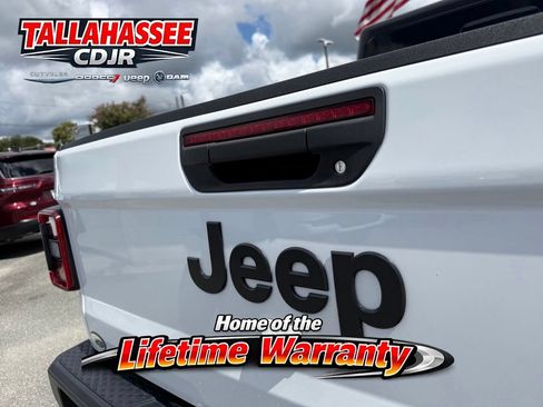 Used 2025 Jeep Gladiator Sport AWD/4WD image 5