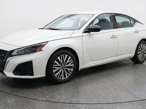 Used 2025 Nissan Altima 2.5 SV FWD image 3