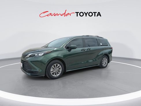 Certified 2025 Toyota Sienna LE FWD image 4