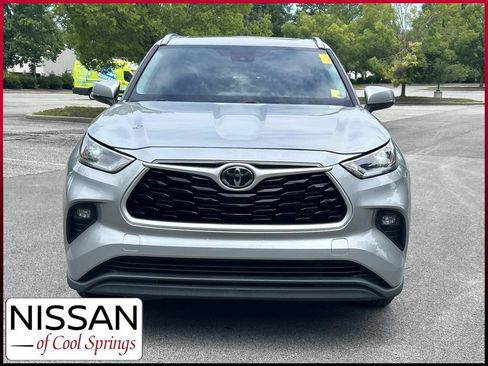 Used 2021 Toyota Highlander XLE FWD image 2
