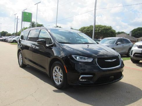 Used 2024 Chrysler Pacifica Touring-L image 4