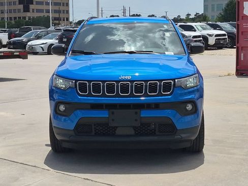 Used 2025 Jeep Compass Latitude AWD/4WD image 9