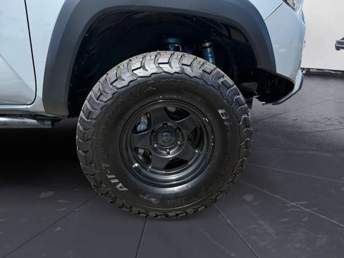 Used 2020 Toyota Tacoma TRD Off-Road w/ TRD Premium Off Road Package AWD/4WD image 31