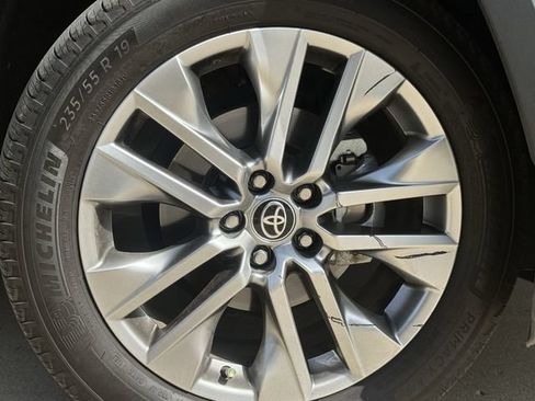 Used 2022 Toyota RAV4 XLE Premium FWD image 10