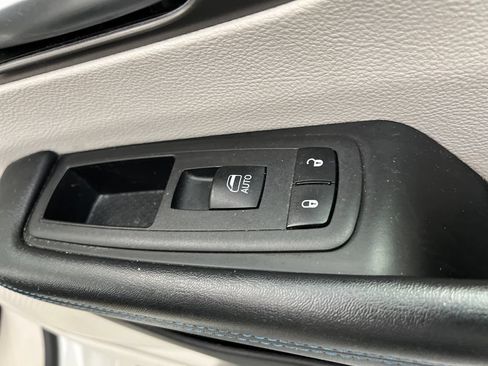 Used 2021 Chrysler Pacifica Touring-L FWD image 38