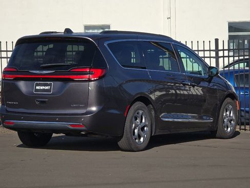 Used 2023 Chrysler Pacifica Limited FWD image 3