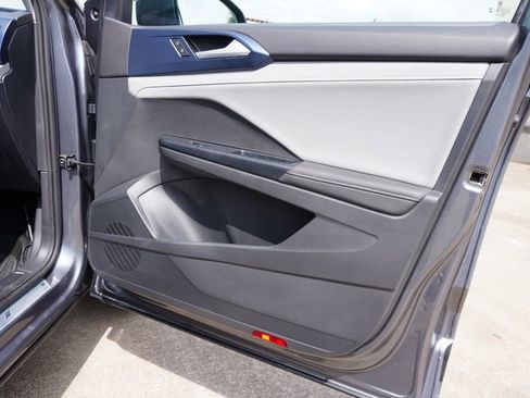 Used 2024 Volkswagen Taos SE FWD image 23