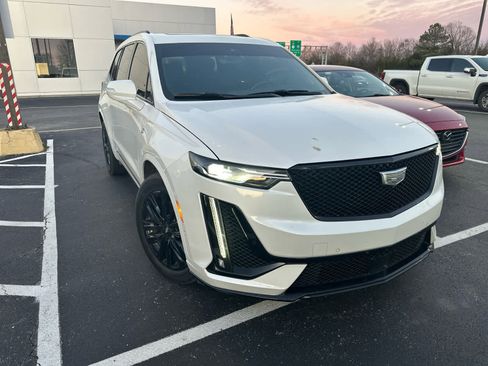 Used 2021 Cadillac XT6 Sport w/ LPO, ONYX Package image 3