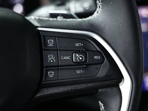 Used 2023 Jeep Grand Cherokee Limited w/ Luxury Tech Group II AWD/4WD image 32