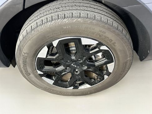 Used 2024 Kia Sorento S image 11