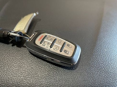 Used 2023 Chrysler Pacifica Touring-L image 21