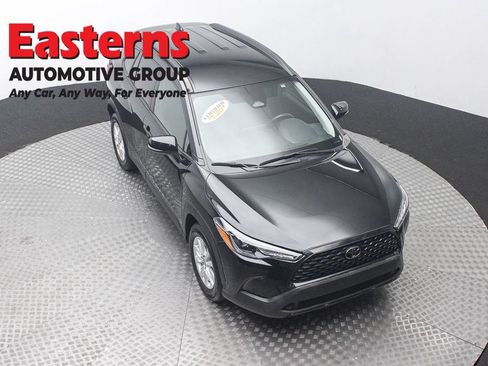 Used 2025 Toyota Corolla Cross LE FWD image 3