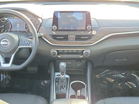 Used 2024 Nissan Altima 2.5 SV image 18