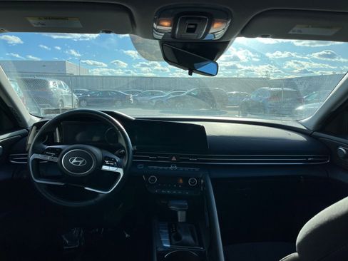 Used 2025 Hyundai Elantra SEL image 32