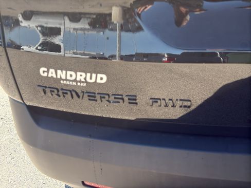 Used 2023 Chevrolet Traverse RS image 8