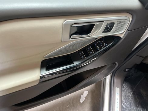 Used 2024 Ford Explorer Platinum w/ Technology Package AWD/4WD image 17