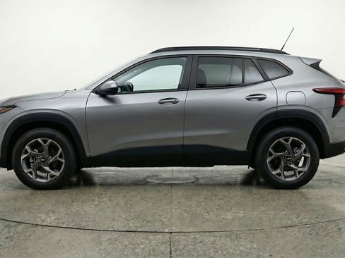 Used 2025 Chevrolet Trax LT w/ LT Convenience Package image 5