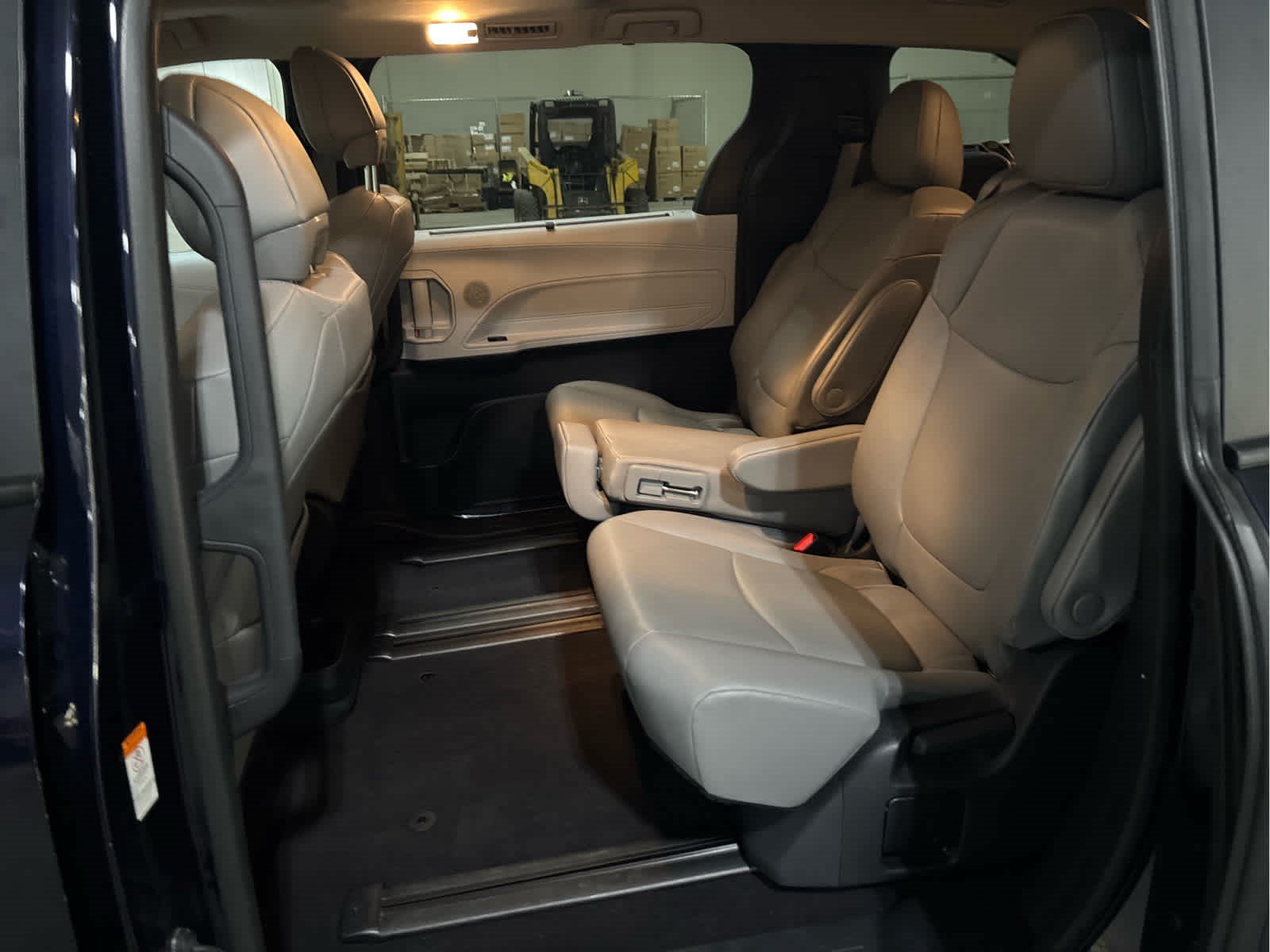 Certified 2025 Toyota Sienna XLE FWD image 8