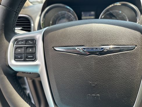 Used 2015 Chrysler Town & Country Touring FWD image 22