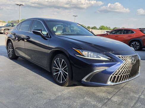 Used 2025 Lexus ES 300h w/ Premium Package FWD image 2