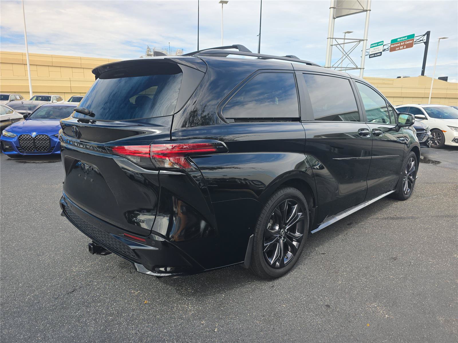 Used 2025 Toyota Sienna XSE w/ XSE Premium Package FWD image 2