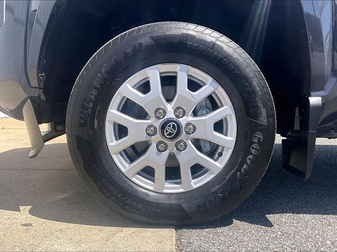 Used 2025 Toyota Tacoma SR5 AWD/4WD image 11