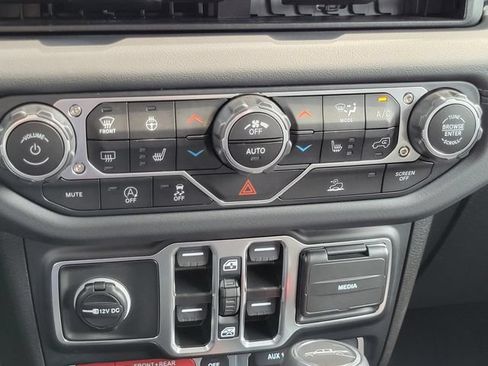 Used 2025 Jeep Gladiator Rubicon w/ Convenience Group AWD/4WD image 8