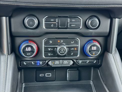 Used 2023 Chevrolet Suburban Premier w/ Advanced Technology Package AWD/4WD image 12