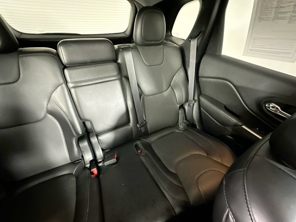 Used 2019 Jeep Cherokee Limited w/ Luxury Group FWD image 14