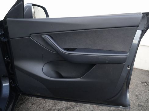 Used 2020 Tesla Model Y Long Range image 32