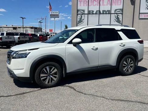 Used 2024 Nissan Pathfinder SL AWD/4WD image 14