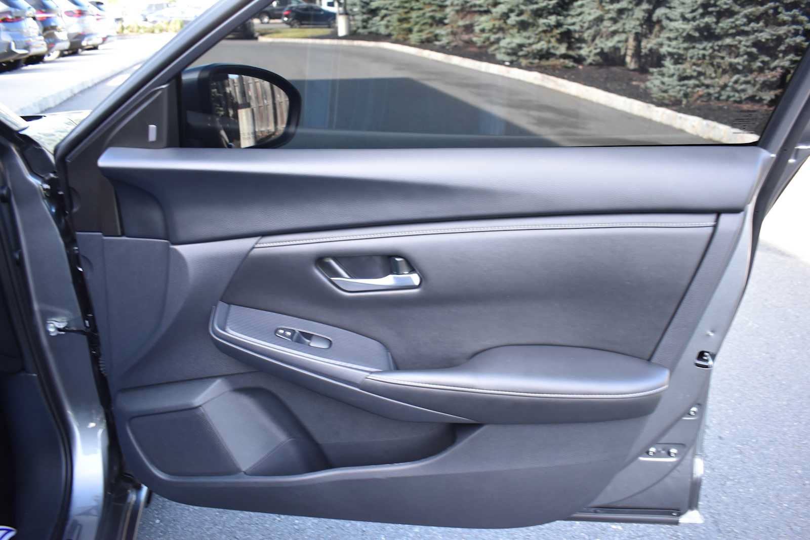 Used 2024 Nissan Sentra SV FWD image 9