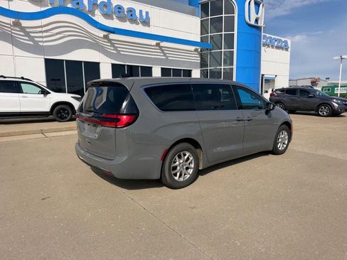 Used 2025 Chrysler Pacifica Select FWD image 2
