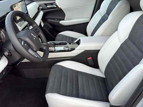 New 2026 Mitsubishi Outlander SE image 14