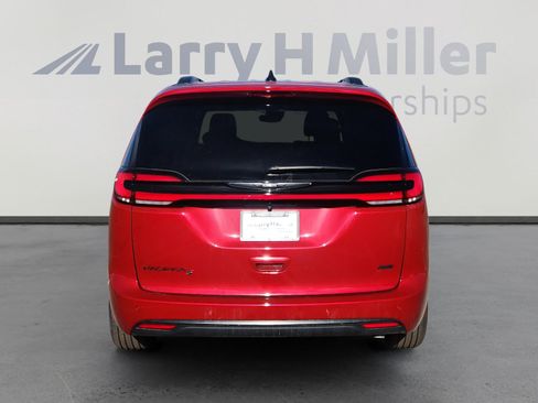 New 2026 Chrysler Pacifica Select image 5