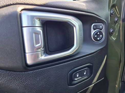 Used 2021 Jeep Wrangler Unlimited Sahara AWD/4WD image 15