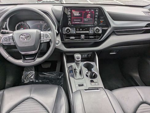 Used 2022 Toyota Highlander XSE FWD image 21