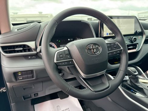 Certified 2026 Toyota Highlander XLE image 11